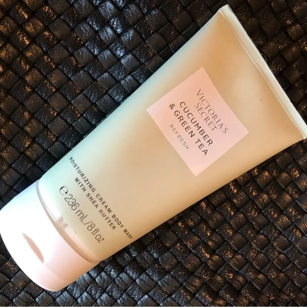 VICTORIA’S SECRET - NWT Cucumber & Green Tea Moisturizing Cream Body Wash.